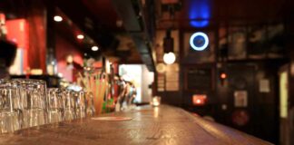 Kobieta w Irlandii ukłuta igłą w pubie. Odmówiono jej pomocy
