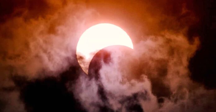 Częściowe zaćmienie Słońca. Kiedy i jak obserwować w Irlandii?