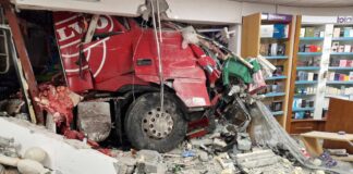 Wypadek w Irlandii - ciężarówka wpadła w poślizg i uderzyła w budynek