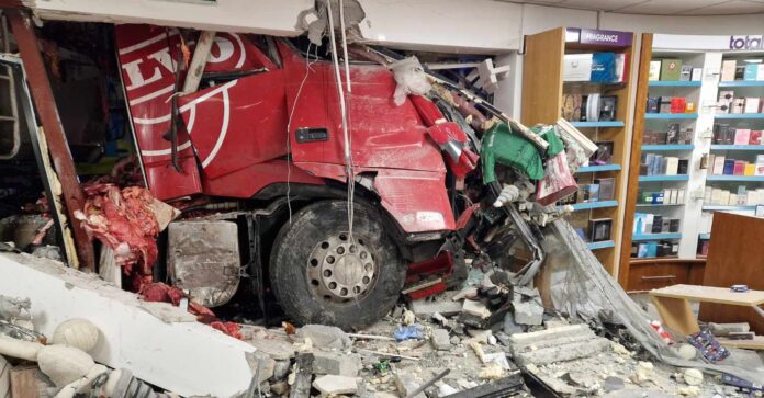 Wypadek w Irlandii - ciężarówka wpadła w poślizg i uderzyła w budynek