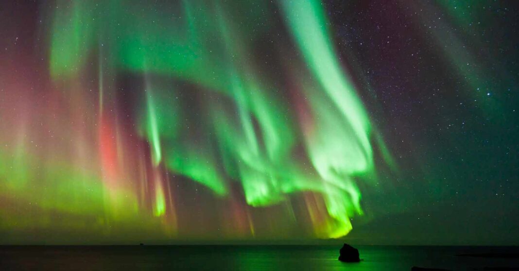 Powrót zorzy polarnej - Piękny pokaz nad irlandzkim niebem