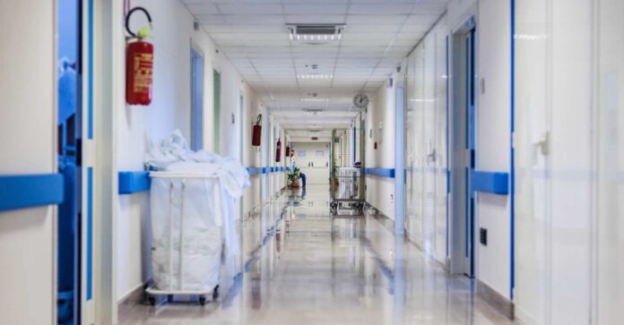Ogromny wzrost hospitalizacji w Irlandii - podano powód