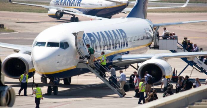 Awantura o dopłatę dla pasażerów - Ryanair tłumaczy powody