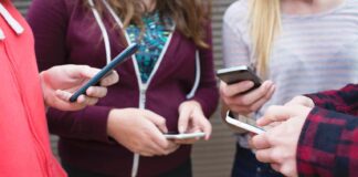 Koniec z telefonami w szkołach - nowy program w Irlandii
