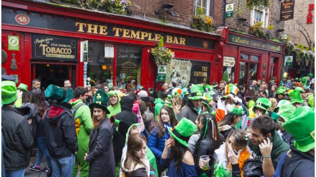 Tłumy celebrujące Dzień Świętego Patryka przed The Temple Bar w Dublinie