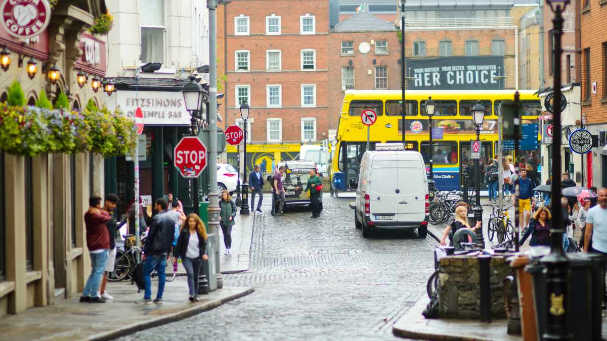 Ruch dla samochodów wstrzymany – ważne informacje dla kierowców w Irlandii