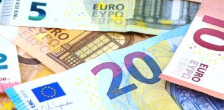 Banknoty euro – wzrost kosztów energii elektrycznej w Irlandii od października 2025