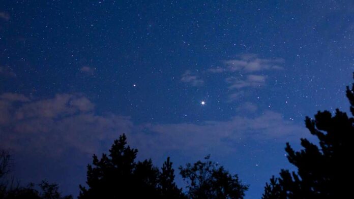 Tajemnicze światło na niebie nad Irlandią - liczne doniesienia Tajemnicze światło na niebie nad Irlandią - liczne doniesienia