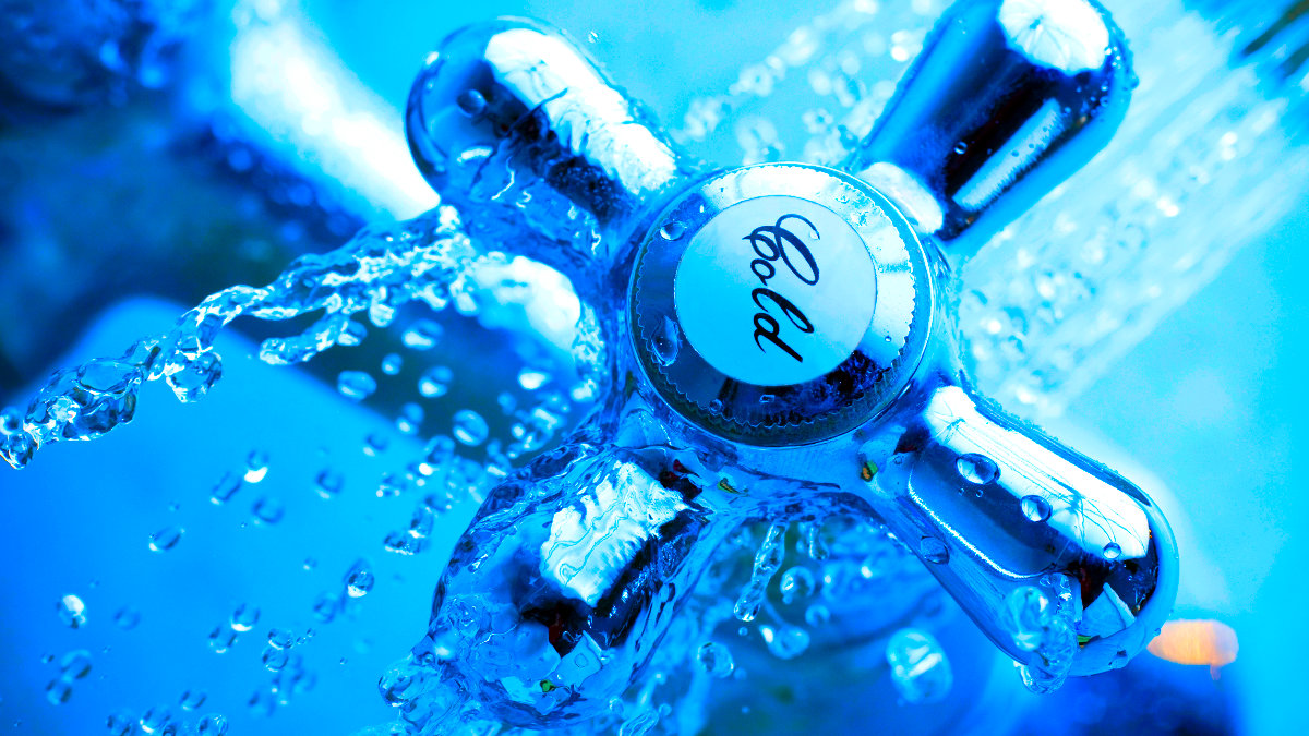 Zamarzające rury, śnieg i lód – groźne skutki zimy w Irlandii