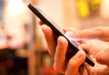 Ten jeden telefon może kosztować fortunę Bank bije na alarm